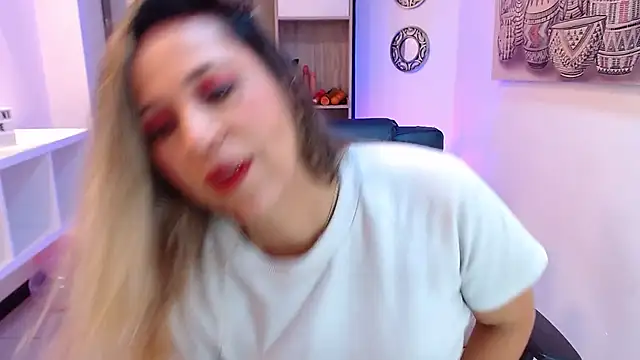 Snapshot of DianaPearls chatting on February 2026 10:44:02 AM DianaPearls online show from February 2026 10:44:02 AM