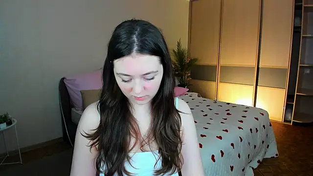 AlluringLookk online show from June 2026 04:39:02 PM