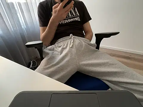 Frankieyyy1 online show from April 2026 06:32:02 PM