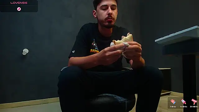 Snapshot of EnzoRace chatting on September 2025 05:11:02 AM EnzoRace online show from September 2025 05:11:02 AM