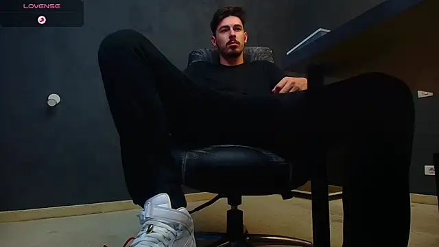 Snapshot of EnzoRace chatting on September 2025 04:50:01 AM EnzoRace online show from September 2025 04:50:01 AM