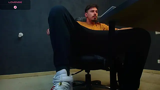 Snapshot of EnzoRace chatting on October 2025 05:27:02 AM EnzoRace online show from October 2025 05:27:02 AM