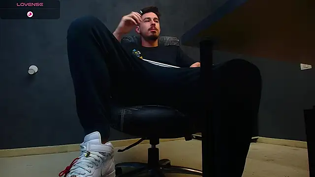 Snapshot of EnzoRace chatting on October 2025 04:55:02 AM EnzoRace online show from October 2025 04:55:02 AM