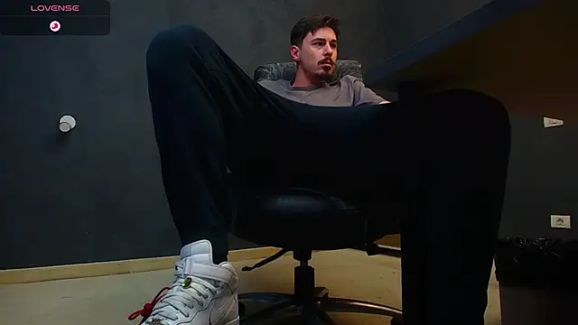 Snapshot of EnzoRace chatting on October 2025 06:15:01 AM EnzoRace online show from October 2025 06:15:01 AM