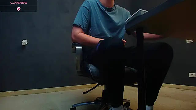 Snapshot of EnzoRace chatting on November 2025 05:53:01 AM EnzoRace online show from November 2025 05:53:01 AM