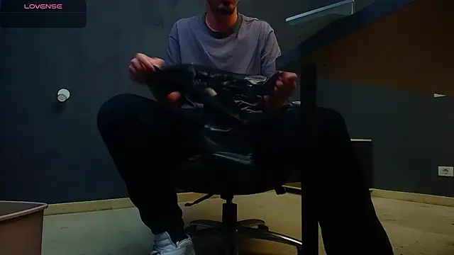 Snapshot of EnzoRace chatting on November 2025 05:50:02 AM EnzoRace online show from November 2025 05:50:02 AM