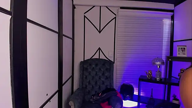 ElaBourn  online show from October 2025 02:39:02 PM