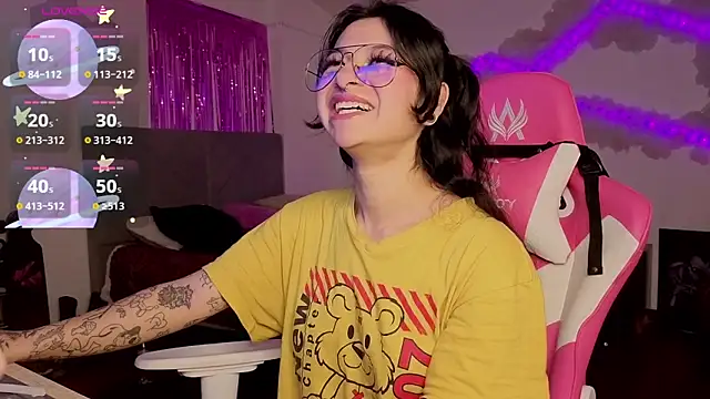 larah uwu online show from April 2026 06:14:02 PM