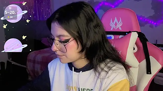 Snapshot of larah_uwu chatting on April 2026 06:30:02 PM larah uwu online show from April 2026 06:30:02 PM