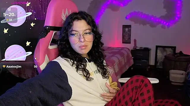 Snapshot of larah_uwu chatting on April 2026 06:24:02 PM larah uwu online show from April 2026 06:24:02 PM
