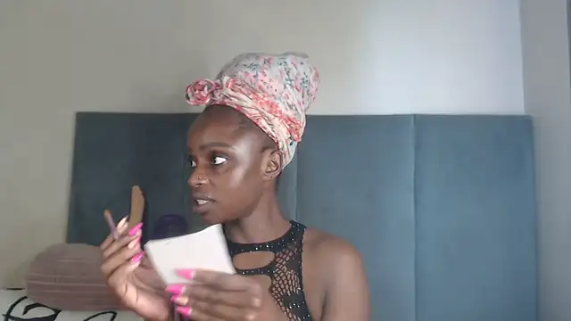 Snapshot of Jah-Queen chatting on November 2025 09:43:01 AM Jah-Queen online show from November 2025 09:43:01 AM