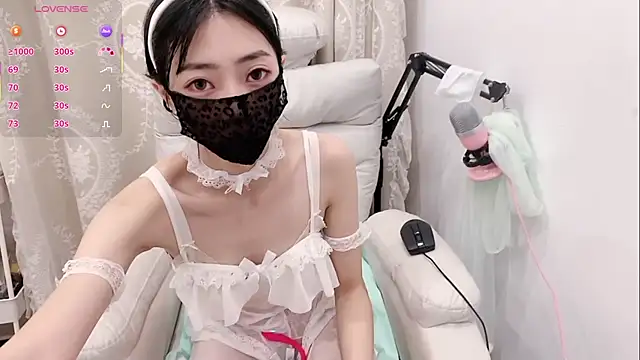 Snapshot of tuantuanle chatting on November 2025 12:49:02 PM tuantuanle online show from November 2025 12:49:02 PM