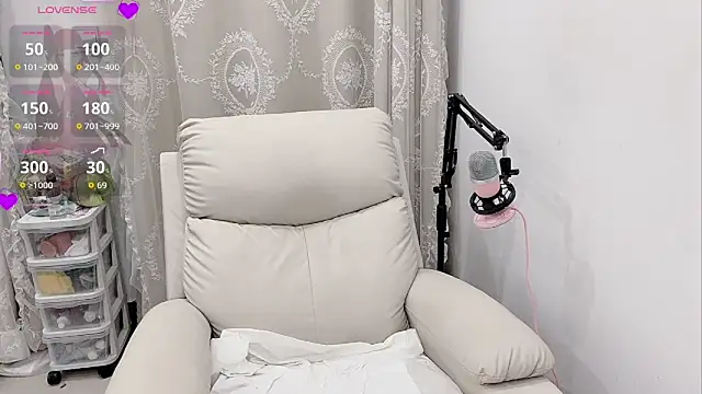 Snapshot of tuantuanle chatting on April 2026 04:22:01 PM tuantuanle online show from April 2026 04:22:01 PM