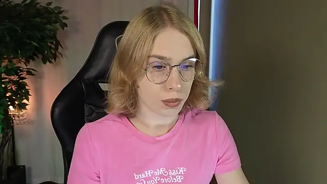 Snapshot of BarbieRichy chatting on September 2025 05:18:02 AM BarbieRichy online show from September 2025 05:18:02 AM