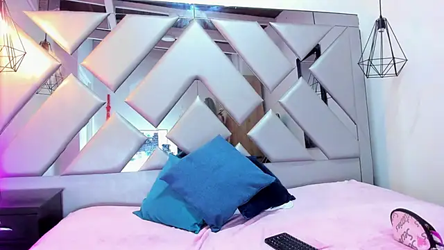 Lorenn Hill online show from September 2025 01:38:02 PM