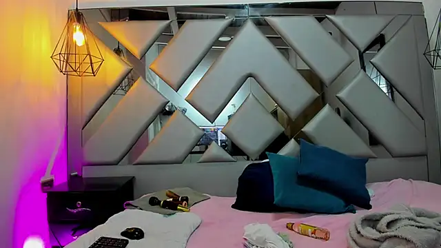 Lorenn Hill online show from October 2025 01:43:02 PM