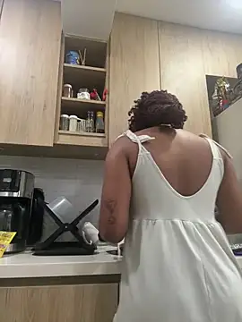 Snapshot of _Zahara_ chatting on November 2025 11:04:02 PM Zahara online show from November 2025 11:04:02 PM