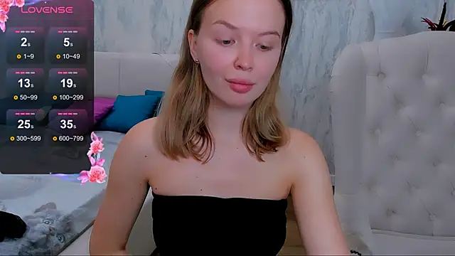 Snapshot of LaurennHill chatting on September 2025 12:10:02 AM LaurennHill online show from September 2025 12:10:02 AM