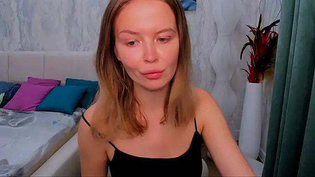 Snapshot of LaurennHill chatting on September 2025 12:21:01 AM LaurennHill online show from September 2025 12:21:01 AM