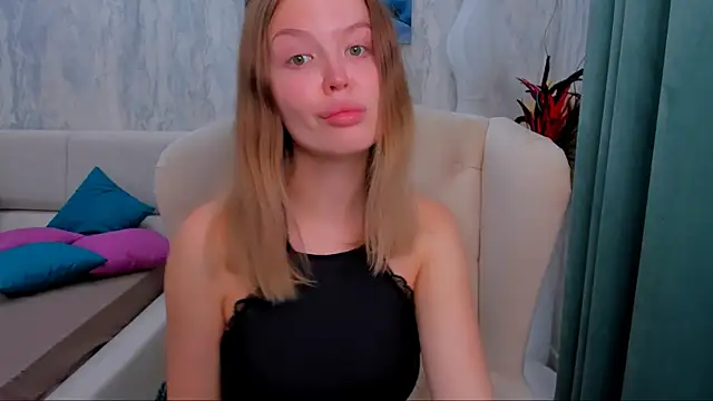 Snapshot of LaurennHill chatting on September 2025 12:12:02 AM LaurennHill online show from September 2025 12:12:02 AM