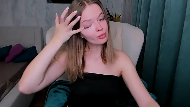 Snapshot of LaurennHill chatting on October 2025 12:20:02 AM LaurennHill online show from October 2025 12:20:02 AM