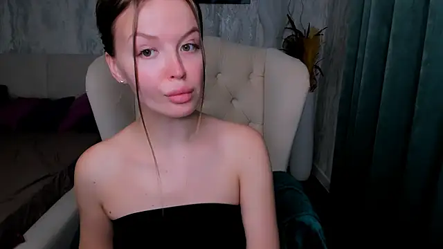 Snapshot of LaurennHill chatting on October 2025 12:21:02 AM LaurennHill online show from October 2025 12:21:02 AM