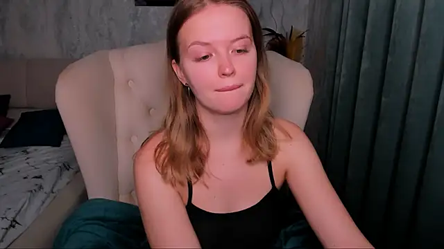 Snapshot of LaurennHill chatting on October 2025 12:18:01 AM LaurennHill online show from October 2025 12:18:01 AM