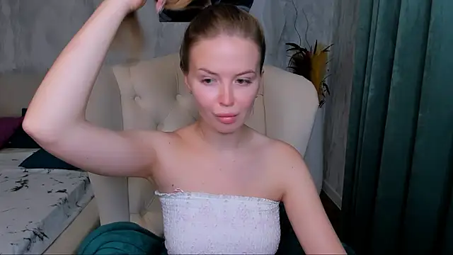 Snapshot of LaurennHill chatting on October 2025 12:16:01 AM LaurennHill online show from October 2025 12:16:01 AM