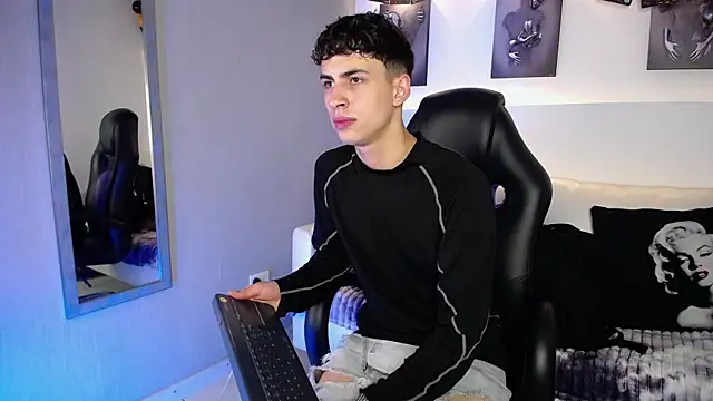 AdrianRinaldi online show from October 2025 08:07:01 PM