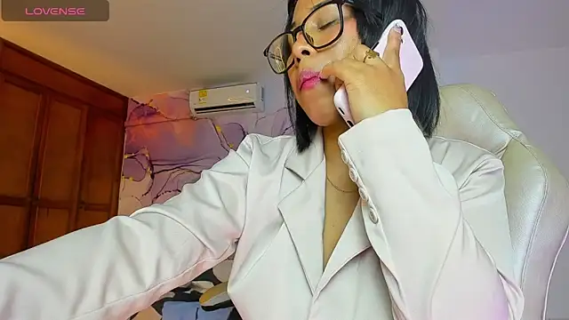 Elowen Clark online show from October 2025 08:20:02 PM