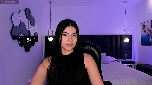 MiaLaurence online show from May 2026 07:00:01 PM
