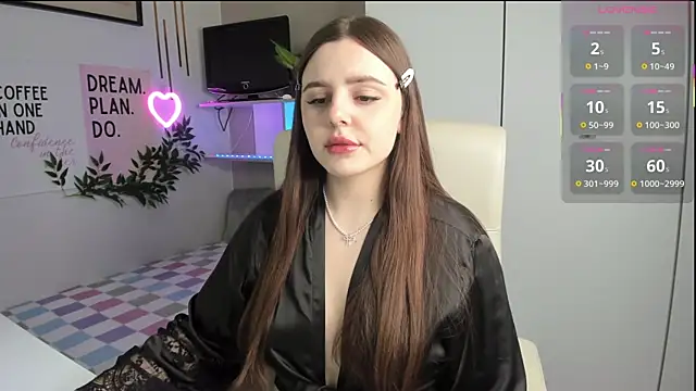 LiaWoow online show from October 2025 01:44:01 PM