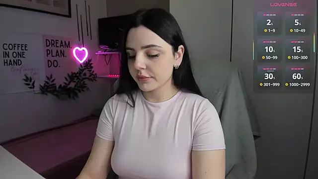 LiaWoow online show from December 2025 07:28:01 AM