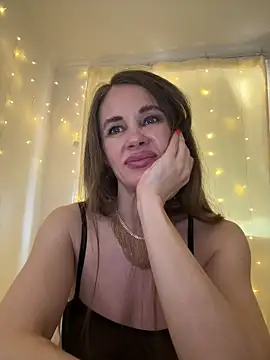 Snapshot of LucieMack chatting on May 2026 10:33:02 AM LucieMack online show from May 2026 10:33:02 AM
