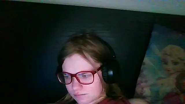 Snapshot of Moonolighta chatting on December 2025 12:43:02 PM Moonolighta online show from December 2025 12:43:02 PM