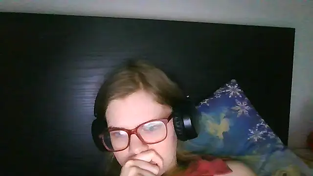 Snapshot of Moonolighta chatting on December 2025 12:25:02 PM Moonolighta online show from December 2025 12:25:02 PM