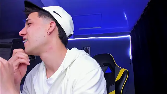 alexgiraldo   online show from November 2025 12:06:01 PM