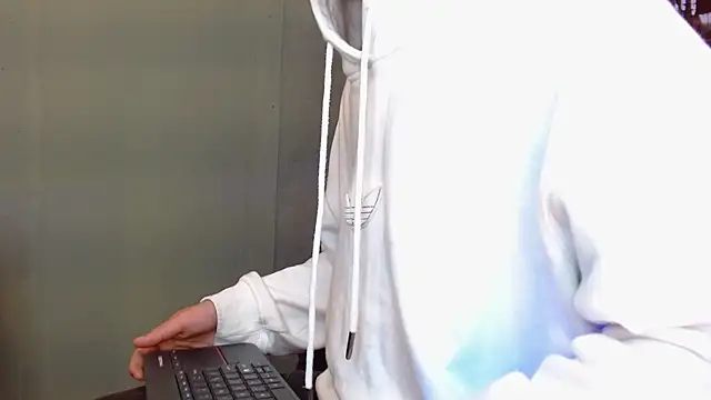 Snapshot of alexgiraldo__ chatting on May 2026 12:34:02 PM alexgiraldo online show from May 2026 12:34:02 PM