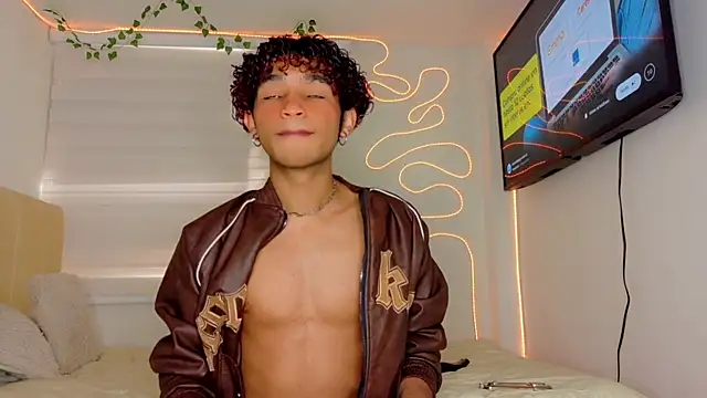 Snapshot of Aaron_Wiinter chatting on September 2025 08:10:01 PM Aaron Wiinter online show from September 2025 08:10:01 PM