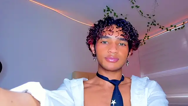 Snapshot of Aaron_Wiinter chatting on November 2025 09:05:02 PM Aaron Wiinter online show from November 2025 09:05:02 PM