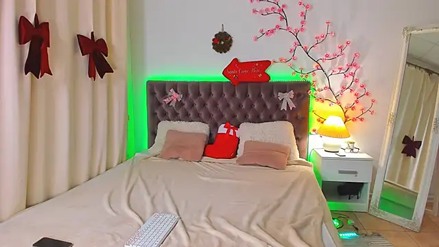 Snapshot of NikkiBustt chatting on December 2025 08:50:02 PM NikkiBustt online show from December 2025 08:50:02 PM