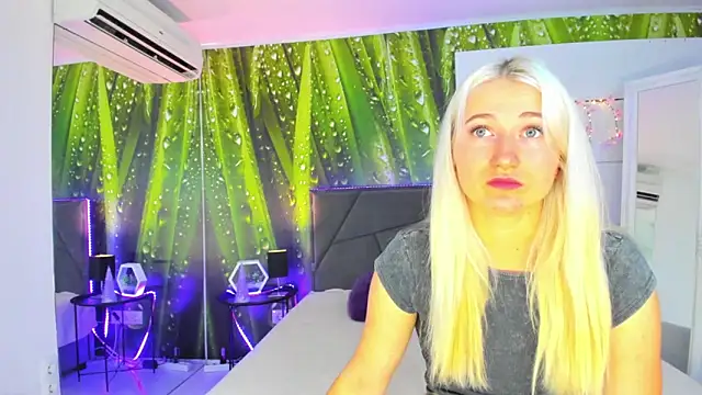 Snapshot of HollyTailors chatting on September 2025 05:18:02 AM HollyTailors online show from September 2025 05:18:02 AM