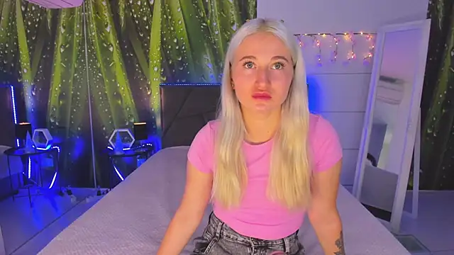 Snapshot of HollyTailors chatting on September 2025 05:21:01 AM HollyTailors online show from September 2025 05:21:01 AM