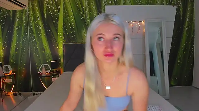 Snapshot of HollyTailors chatting on September 2025 05:33:01 AM HollyTailors online show from September 2025 05:33:01 AM