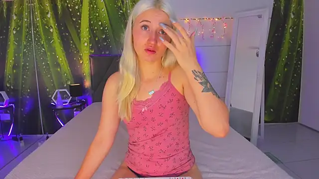 Snapshot of HollyTailors chatting on September 2025 05:22:01 AM HollyTailors online show from September 2025 05:22:01 AM