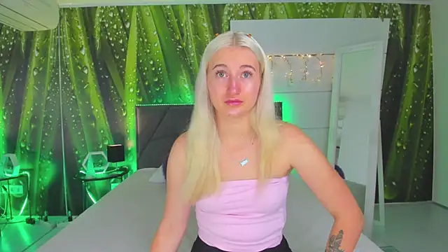 Snapshot of HollyTailors chatting on October 2025 05:35:02 AM HollyTailors online show from October 2025 05:35:02 AM