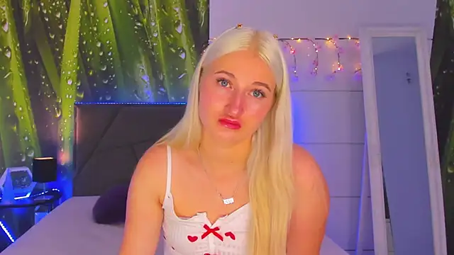 Snapshot of HollyTailors chatting on October 2025 05:28:01 AM HollyTailors online show from October 2025 05:28:01 AM