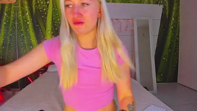 Snapshot of HollyTailors chatting on October 2025 05:40:01 AM HollyTailors online show from October 2025 05:40:01 AM