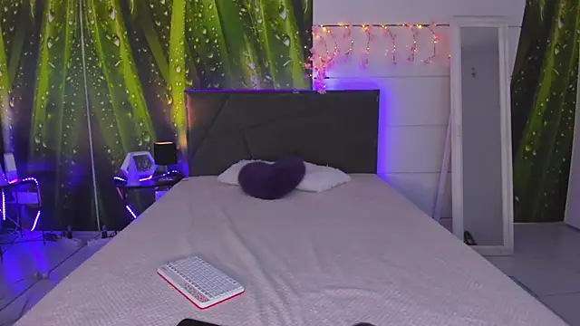 Snapshot of HollyTailors chatting on October 2025 05:30:02 AM HollyTailors online show from October 2025 05:30:02 AM