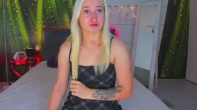 Snapshot of HollyTailors chatting on October 2025 12:08:02 PM HollyTailors online show from October 2025 12:08:02 PM